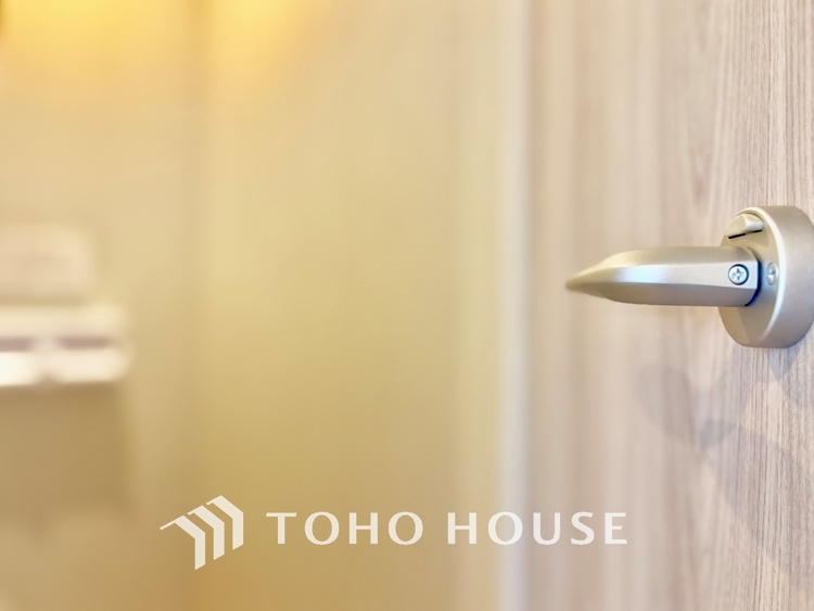 トイレ 清潔感あるホワイト調のクロスと温もり溢れるモダンカラーの床材が見事に調和した本邸宅は、毎日の生活を少しでも快適に過ごして頂ける様に落ち着いた雰囲気作りから行っています。