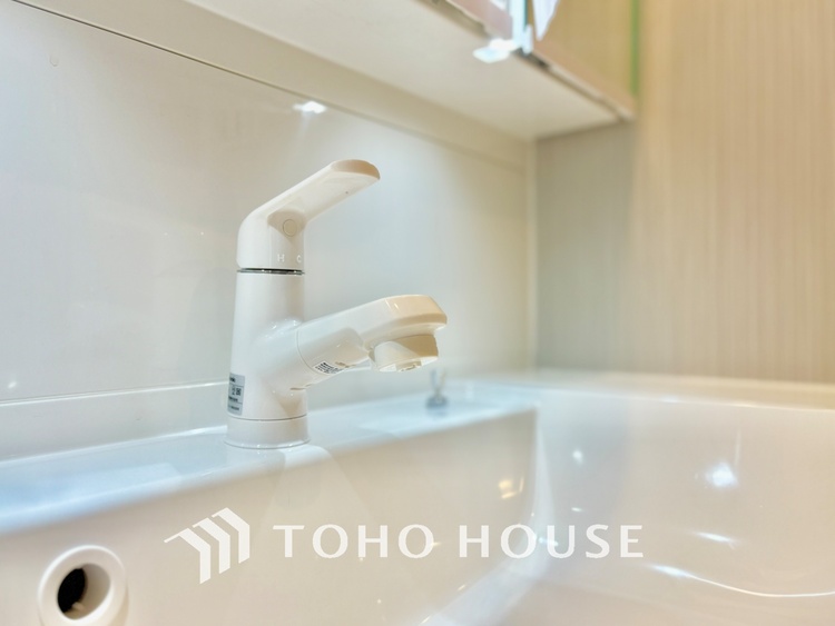 洗面 気持ちの良い朝をつくりだし、夕方には笑顔を取り戻させてくれるミラー。パウダールームはいつでも本来の自分を取り戻せる空間。明るく仕上げてあります。