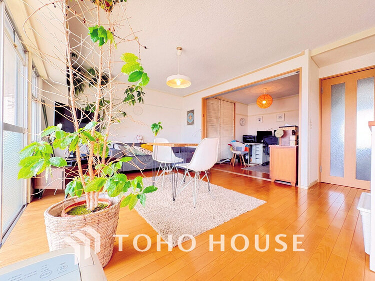 内装 家族みんなが爽やかに過ごせるように、光をたっぷり取り込んだLDK