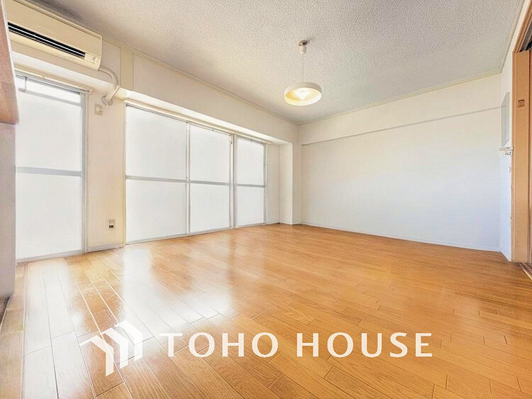 内装 上質な時間を育む暮らしのメインステージ。寛ぎとコミュニケーションを育む居心地のよい場所(現地には家具があります)