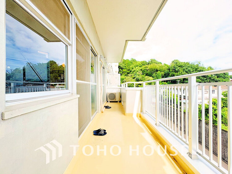 バルコニー 日当たりの良いバルコニーで晴れの日の洗濯物も楽しみになりますね