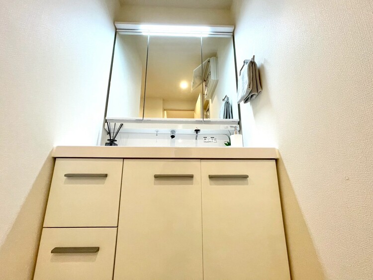 その他 清潔感を感じられる洗面化粧台。