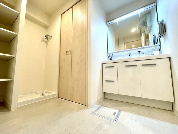 その他 十分な広さの脱衣所。