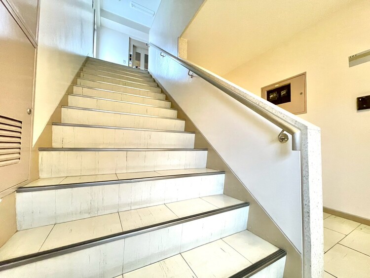 その他 共用部の階段です。明るく清潔に管理されています。