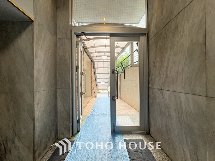 エントランス 【ENTRANCE】◆家族◆家で家族と過ごす時間は限られている。帰りを待つ家族の元へと急ぐときの弾む思い。そんな思いを引き立てる邸宅。