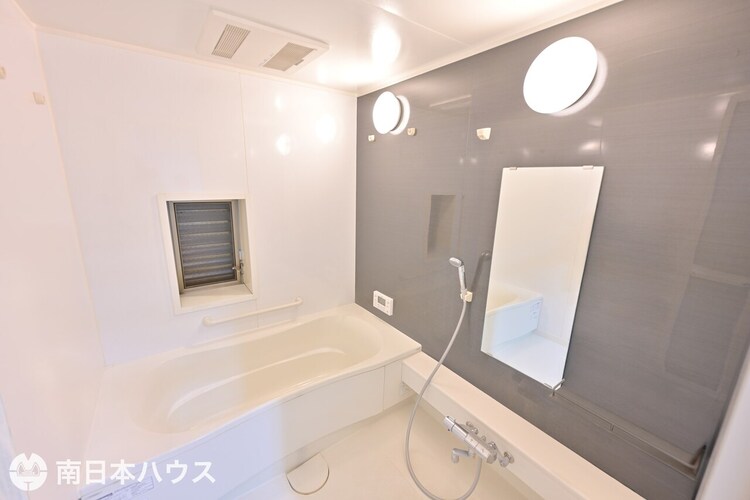 風呂 【浴室】浴室暖房乾燥機付きです！小窓付きで自然換気もできます♪