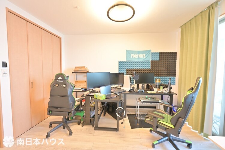 内装 【洋室】バルコニーに面した洋室です！全居室に収納完備！