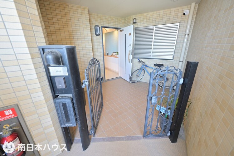 その他 【アルコーブ】玄関前にある専用使用できるスペースです♪ベビーカーや子供用自転車なども置いておけます♪