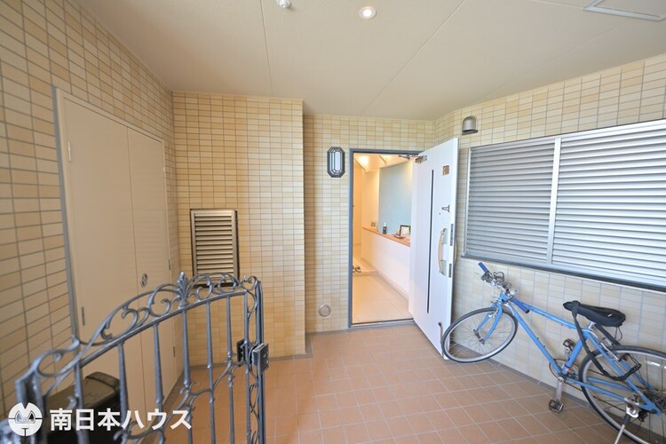 その他 【アルコーブ】玄関前にある専用使用できるスペースです♪ベビーカーや子供用自転車なども置いておけます♪