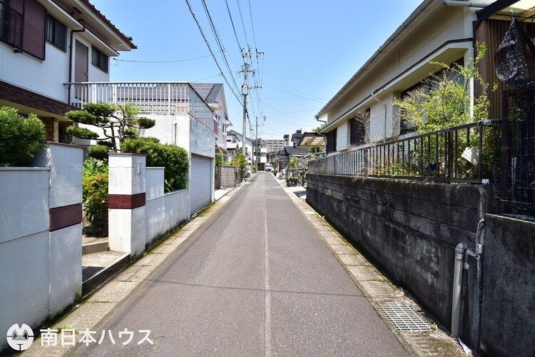 外観 【前面道路】南西向きの前面道路幅は約4ｍです！交通量の少ない道路で静かな住環境です♪