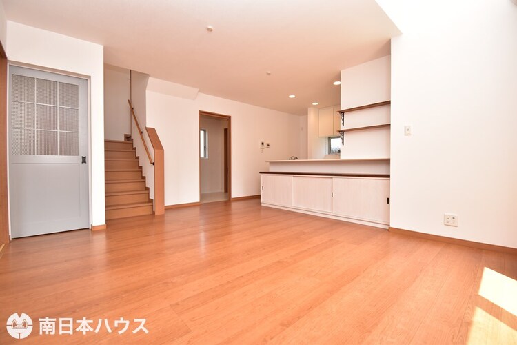 居間 【リビング】16.25帖のリビングです！南向きに吹き抜けがあり明るい室内です♪