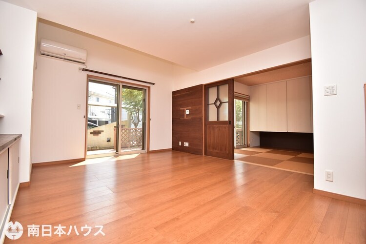 居間 【リビング】16.25帖のリビングです！東南向きの窓からはウッドデッキに出れます♪