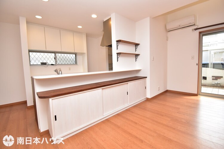 キッチン 【キッチン】カウンター付きのキッチンです！収納棚や飾り棚付きです♪