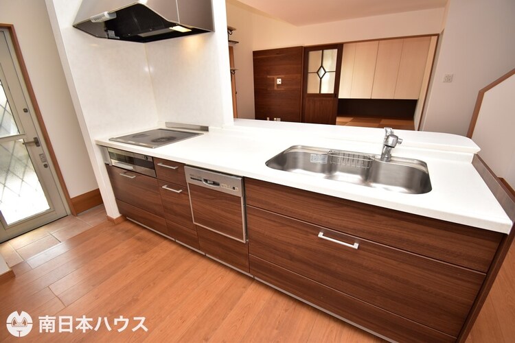 キッチン 【キッチン】IHクッキングヒーター、食器洗浄乾燥機を備えています♪勝手口やパントリーもあります♪