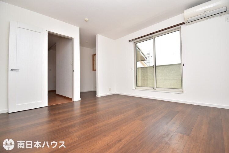 内装 【洋室】8帖の洋室です！書斎やウォークインクローゼットのあるお部屋です♪寝室に最適♪