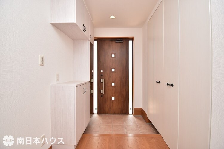 玄関 【玄関】広々とした玄関スペース！シューズボックスとシューズクロークがあります♪