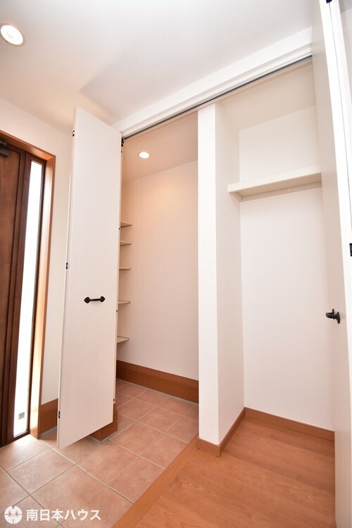 その他 【シューズクローク】奥には可動棚付きの収納と手前には洋服掛けのあるシューズクロークです♪