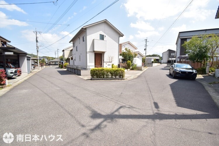 外観 【前面道路】北西角地のお家です！団地内の道路で交通量が少なく静かな住環境です♪