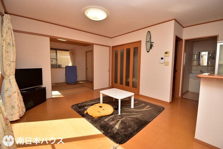 居間 【リビング】16帖のリビングです！6帖の和室が隣接したリビングです！