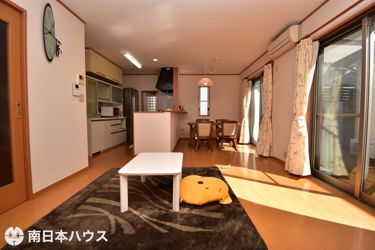 居間 【リビング】16帖のリビングです！東南向きに窓があり日当たり良好なお部屋です♪