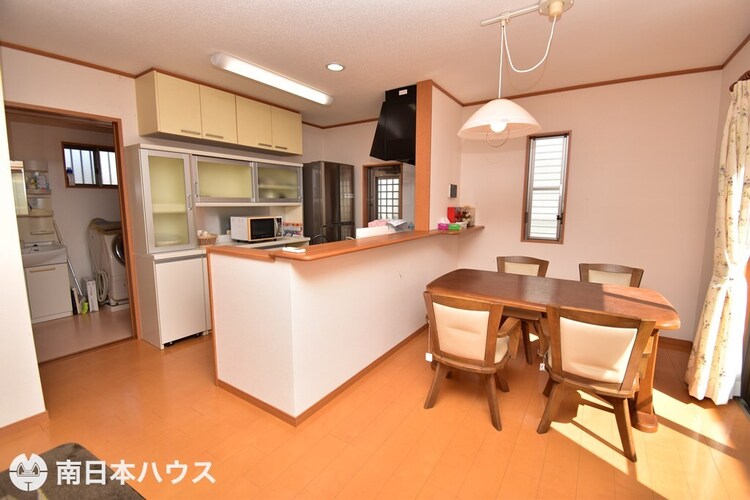 キッチン 【キッチン】ダイニングスペースもあるキッチンです！カウンター付きで調理後の配膳もラクラクです♪