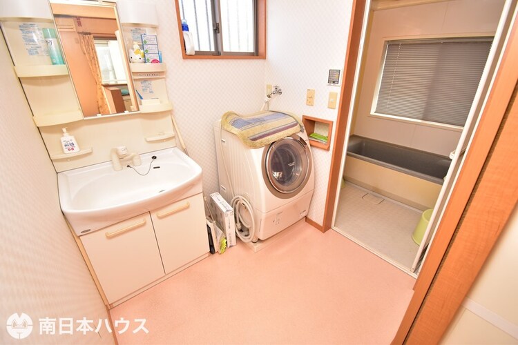 その他 【洗面所】小窓付きの洗面所で自然換気ができ、湿気の多い水回りも衛生的に管理できます♪