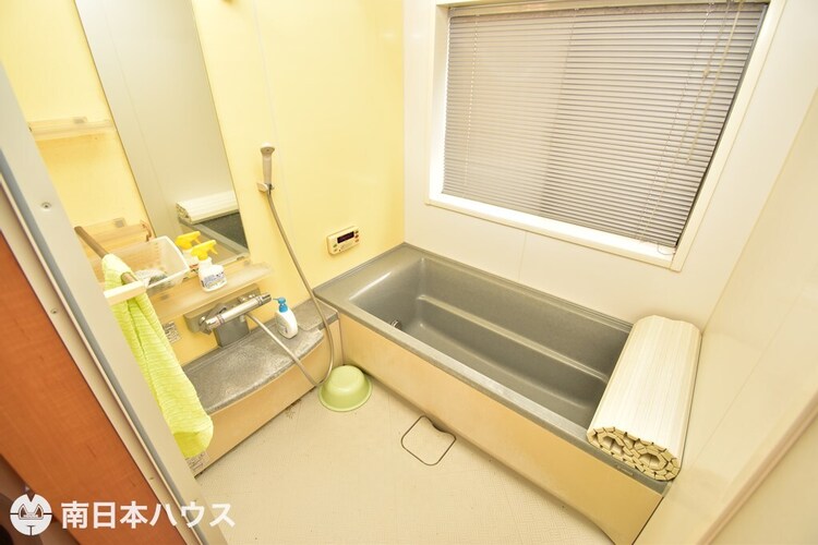 風呂 【浴室】浴室暖房乾燥機付きの浴室です！窓もあるのでお風呂上りに自然換気が出来ます♪