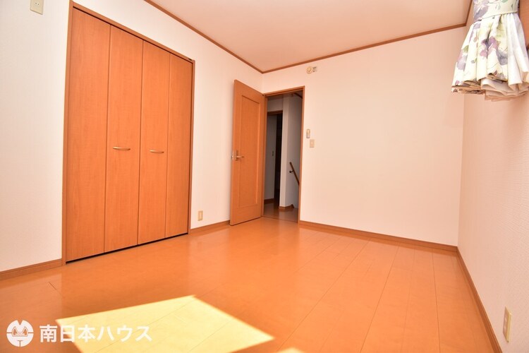 内装 【洋室】6帖の洋室です！全居室にクローゼット付きでお部屋を広く有効にお使い頂けます♪