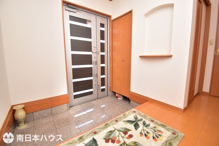 玄関 【玄関】幅広の玄関でスペースに余裕があります！大容量のシューズクローク付きです♪