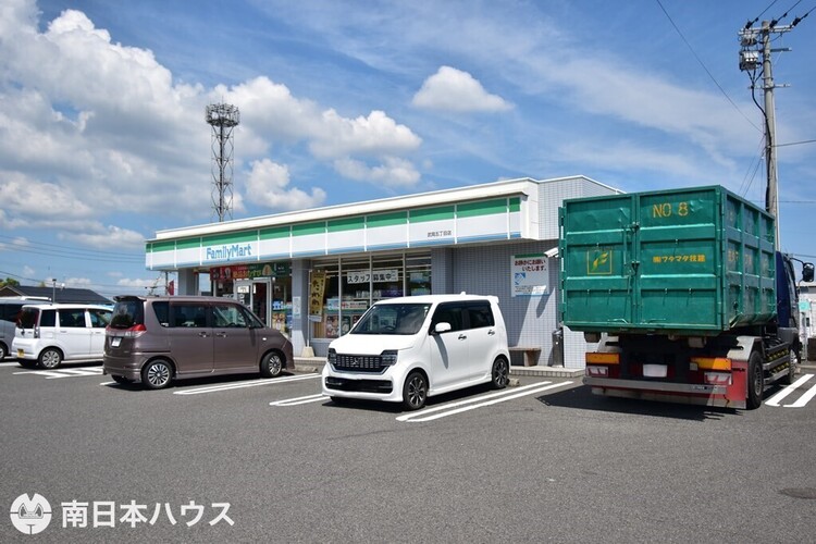 周辺 【ファミリーマート武岡五丁目店】鹿児島市小野町にあるコンビニです。 徒歩 約7分（約500m）