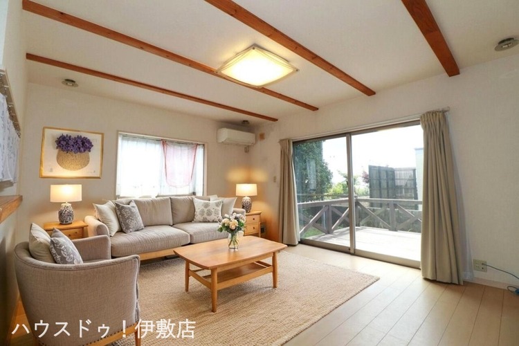 居間 【リビング】南側に大きな掃き出し窓があり、日差しが入りやすいリビング※イメージにつき、家具、家電は価格に含まれません。