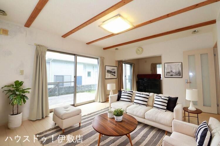 居間 【リビング】リビングからウッドデッキへ繋がっており、ウッドデッキでゆっくりくつろげそうです※イメージにつき、家具、家電は価格に含まれません。