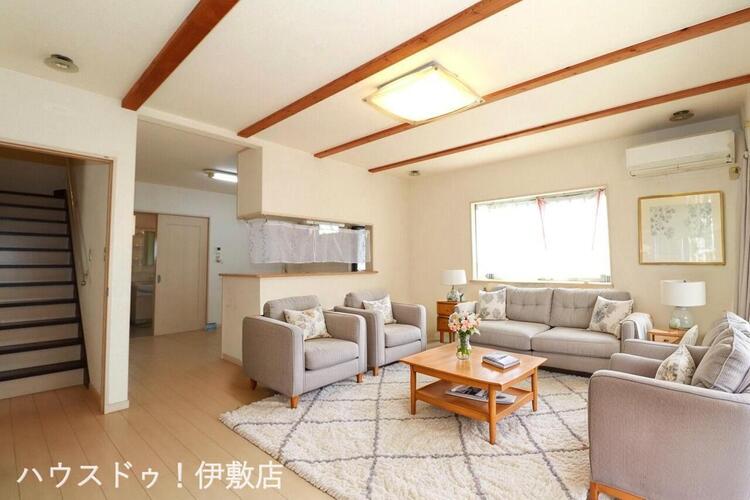 居間 【リビング】弊社にて無料でリフォーム見積もり致します。ワンストップサービスで物件の購入からリフォーム工事まで弊社にお任せ下さい。※イメージにつき、家具、家電は価格に含まれません。