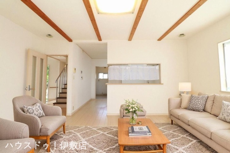 居間 【リビング】キッチンから窓の外がよく見えお庭で遊ぶお子様を見守りながら調理もできますね。※イメージにつき、家具、家電は価格に含まれません。