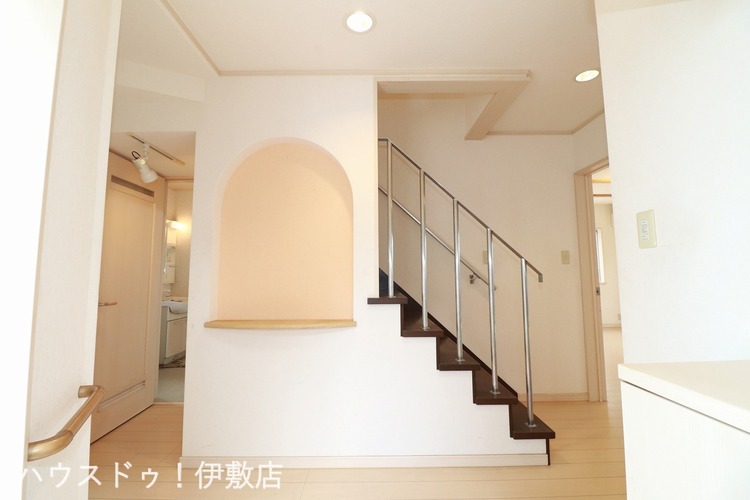 玄関 【玄関】玄関には飾り棚付き！花束を飾ったり、絵を飾ったり、インテリアデザインを楽しめそうです