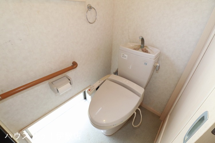 その他 【1Fトイレ】足元に明り取り窓がついており、トイレの電気をつけなくても、明るいトイレです