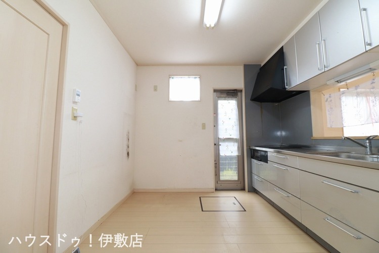 キッチン 【キッチン】キッチン裏は広々としており、カップボードや冷蔵庫を置いても余裕の広さ！勝手口付きで玄関を通らずゴミ出しができます