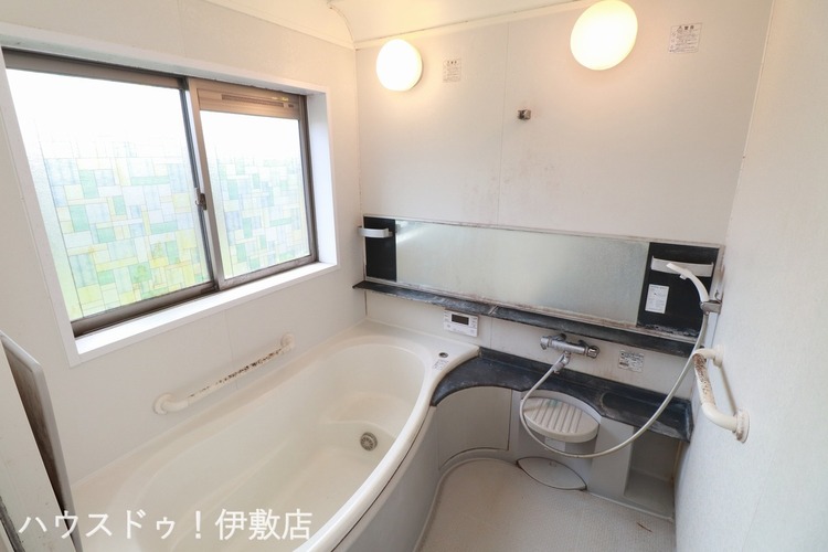 風呂 【浴室】腰掛浴槽でお子様と向かい合っての入浴も楽しめます。