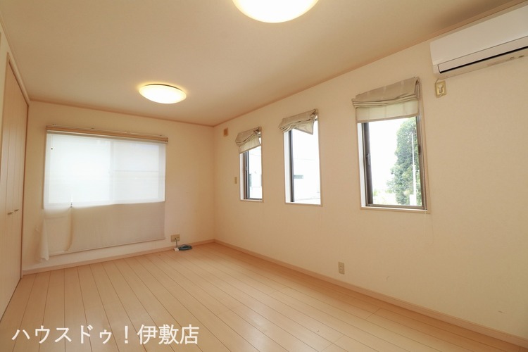 内装 【2F洋室】南側と西側に二方向から光が入る洋室。窓が多いので、明るい洋室です