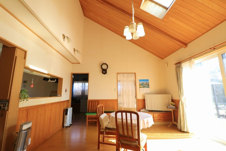 居間 【リビング】リビング勾配天井で開放感があります！