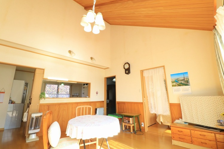 居間 【リビング】南から暖かい日差しが入るリビングです