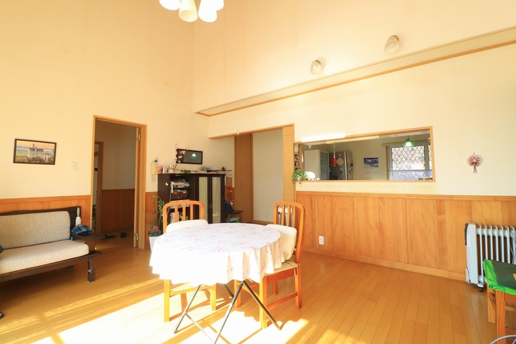 居間 【リビング】腰板付きのリビングで和を感じられます