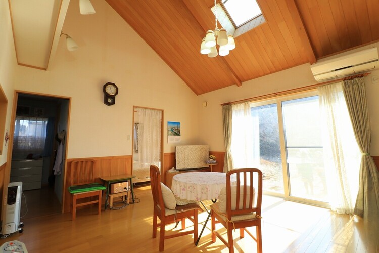 居間 【リビング】天窓付きで天窓からも日差しが入ります！