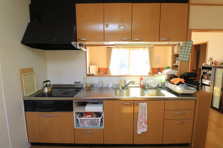 キッチン 【キッチン】吊戸棚付きで収納豊富！