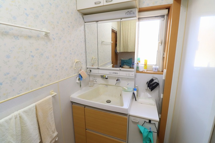 その他 人気の3面鏡を採用しました。ミラー裏が収納になっているので、生活感を出さずに収納することが出来ます。