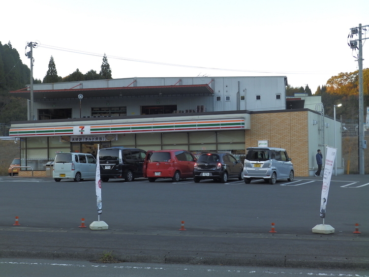 周辺 セブンイレブン鹿児島宮之浦店コンビニエンス ストアのチェーン。軽食や飲み物をはじめ、売店で扱うさまざまな商品を用意。 徒歩 約38分（約2990m）