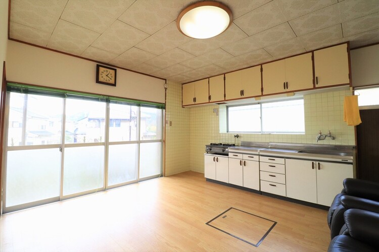 キッチン 【ダイニングキッチン】キッチンは吊戸棚付き！収納豊富！