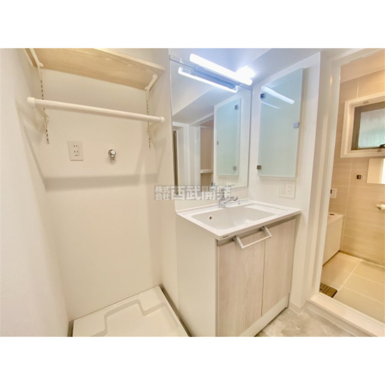 洗面 大きな鏡が付いた洗面化粧台です。