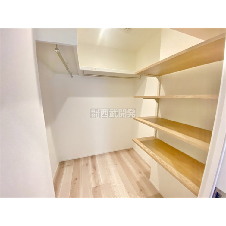 収納 大容量のウォークINクローゼット付、衣類や鞄のほかに、かさばる荷物や季節物もスッキリ片付きます。