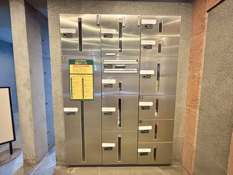 設備 共用部分の宅配ボックスです。留守中の荷物受け取りもできるので、安心して外出ができますね。
